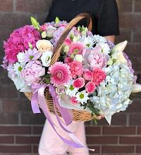 Композиция солнечный день в Чернянке Цветочная композиция из Розы, Хризантемы, Пионы и Лизиантусы в корзине в Чернянке