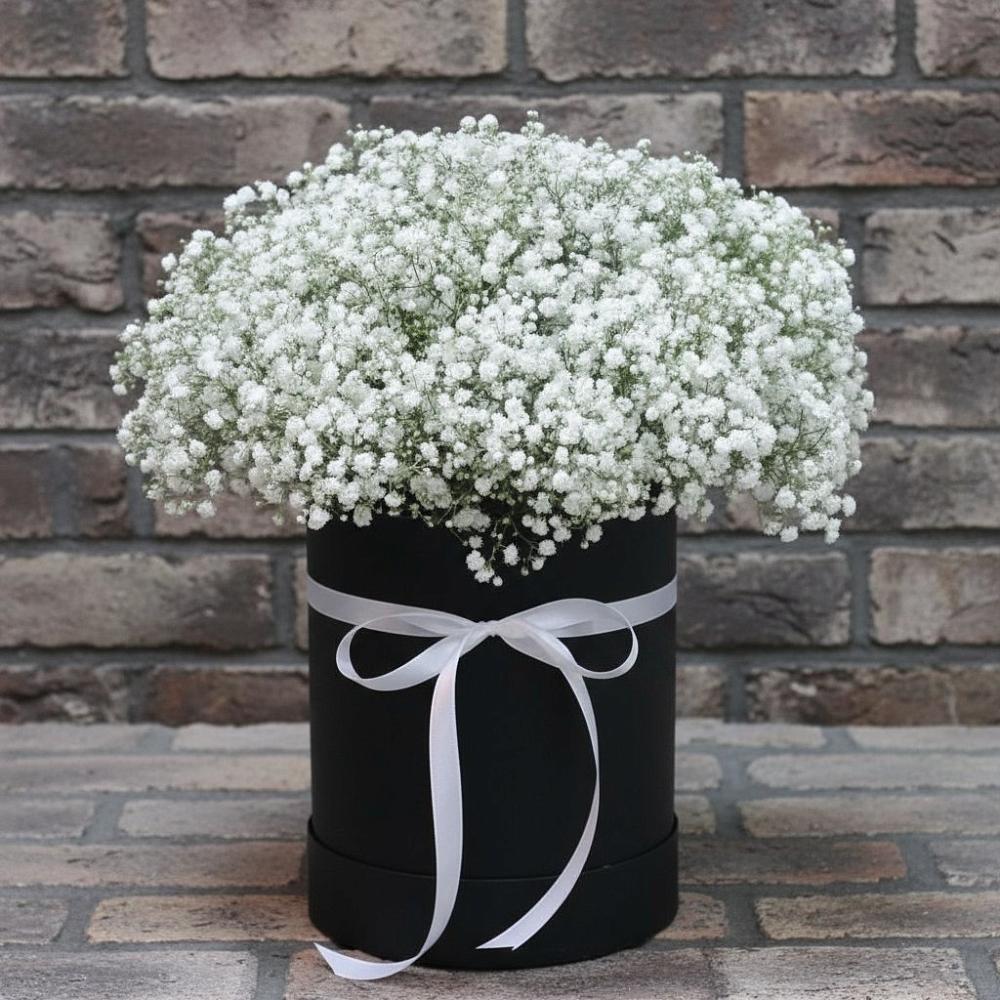 Цветочная композиция из Гипсофила в шляпной коробке в Чернянке