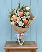 Букет цветов из:  Альстромерии, Лизиантусы, Розы и Хризантемы в Чернянке