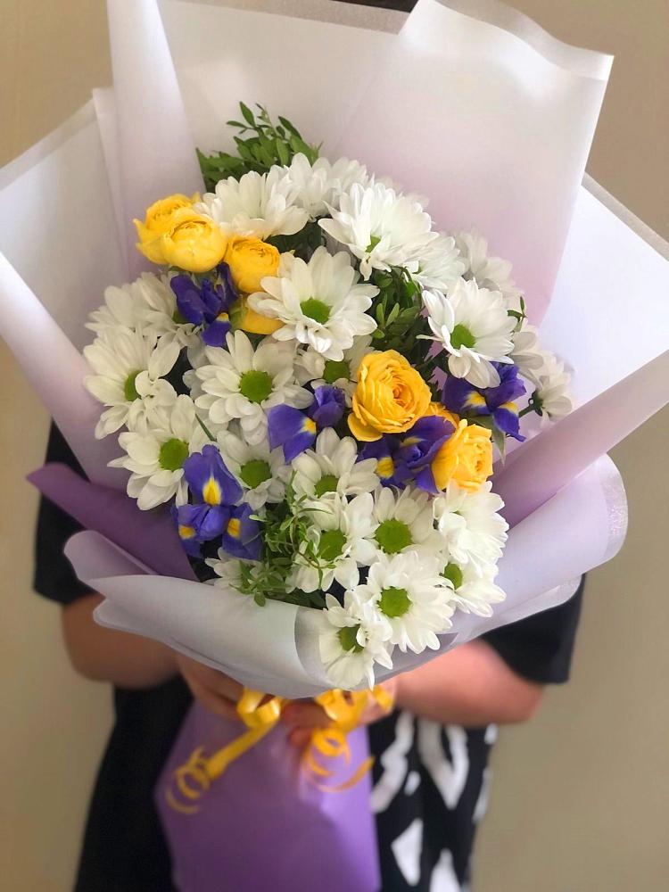 Букет цветов из: Ирисы, Хризантемы и Розы в Чернянке