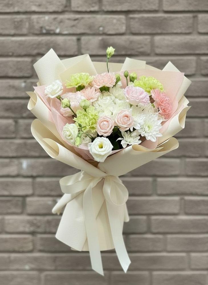 Букет цветов из: Гвоздики, Розы, Лизиантусы и Хризантемы в Чернянке