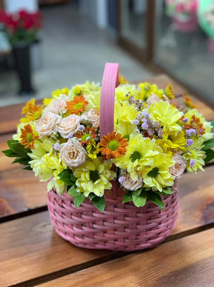 Цветочная композиция из Хризантемы и Розы в корзине в Чернянке