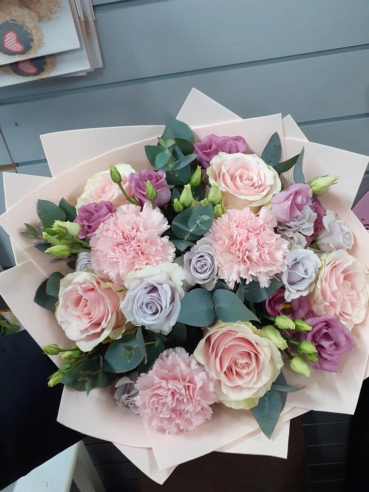 Букет цветов из: Розы, Гвоздики и Лизиантусы в Чернянке